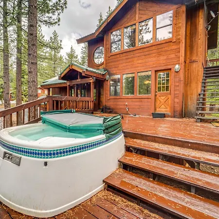 Truckee Cabin Getaway With Private Hot Tub!